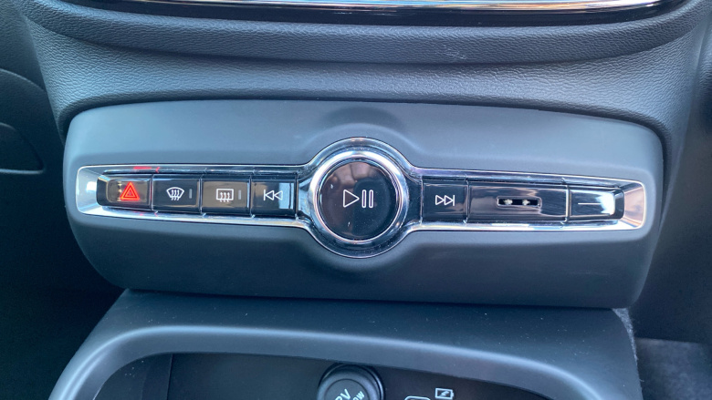 Volvo XC40 2.0 B4P Ultra Dark 5dr Auto Petrol Estate